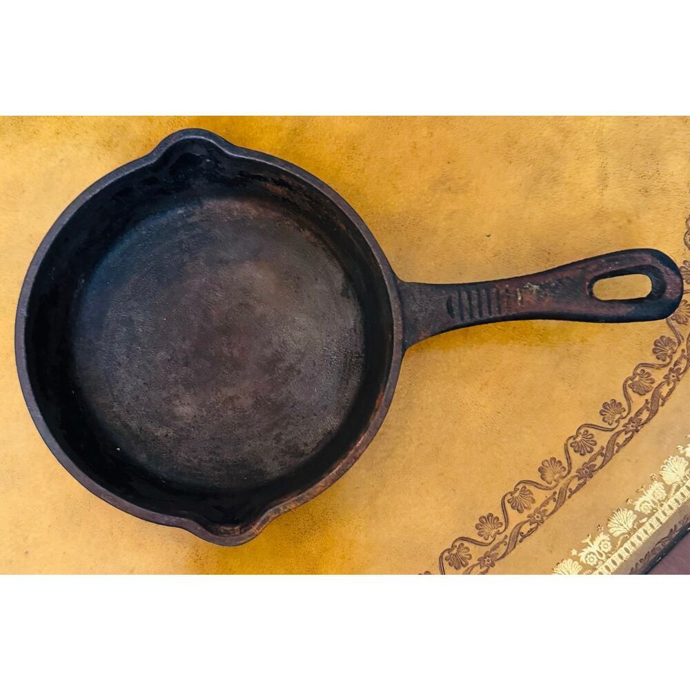 Universal Housewares 6.5 Inch Cast Iron Skillet Seasoned #181 Double Pour Indent